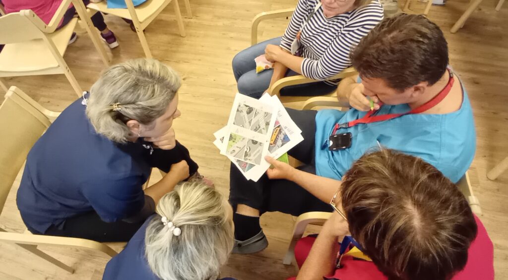 Henkilöstöä pohtimassa yhdessä liikennesääntöjen mukaista liikennekäyttäytymistä tilannekuvien pohjalta.